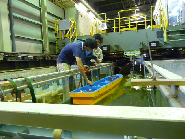 漁船推進性能実験棟での推進性能と船型との関係の実験